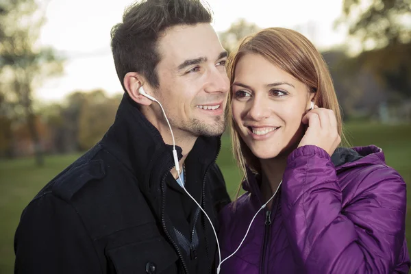 Una joven pareja feliz en temporada de otoño — Foto de Stock