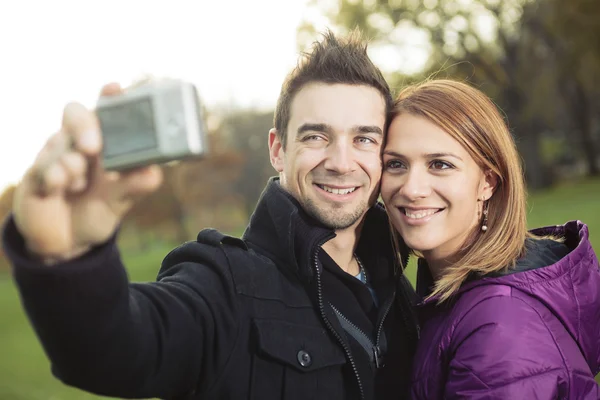 Um jovem casal feliz na temporada de outono — Fotografia de Stock