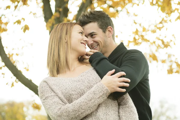 Um jovem casal feliz na temporada de outono — Fotografia de Stock