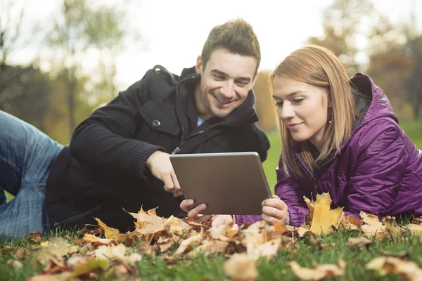 Una giovane coppia felice nella stagione autunnale — Foto Stock