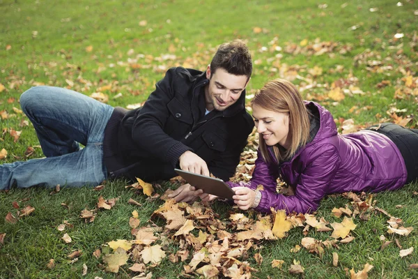 一对年轻快乐夫妇在秋天的季节 — 图库照片