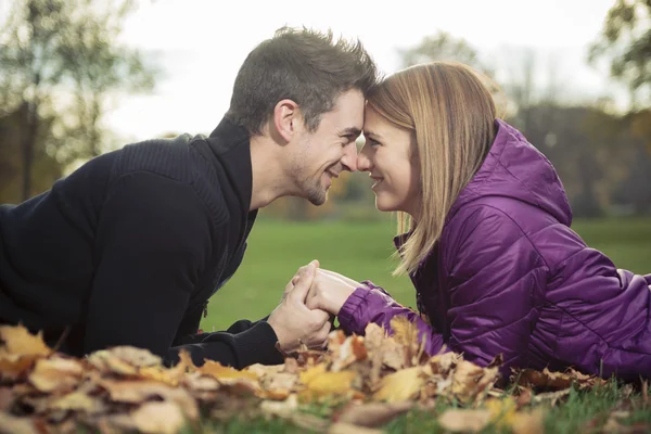 Una joven pareja feliz en temporada de otoño — Foto de Stock