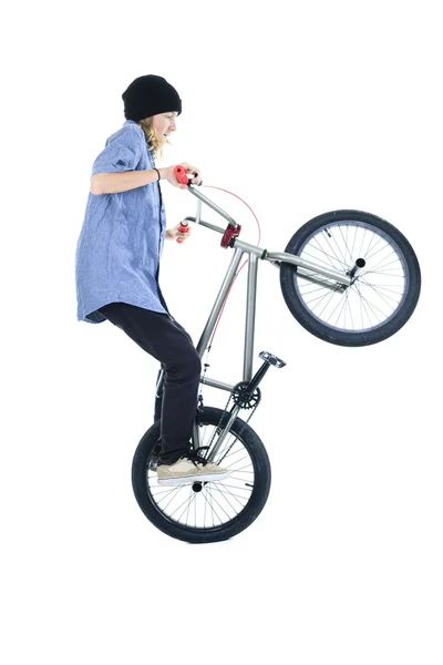 Велосипедний хлопчик на велосипеді BMX ізольований на білому — стокове фото