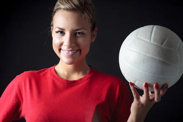 Jonge, schoonheid volleyballer. Geïsoleerd op zwart in studio — Stockfoto