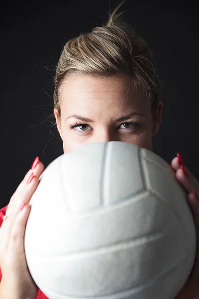 Jonge, schoonheid volleyballer. Geïsoleerd op zwart in studio — Stockfoto