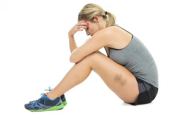 Mujer en forma estirando su pierna para calentar - aislado sobre fondo blanco — Foto de Stock