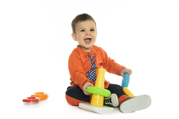 Junge spielt mit Spielzeug isoliert auf weißem Hintergrund — Stockfoto