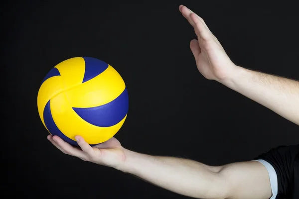 Jonge volleyballer op donkere achtergrond — Stockfoto