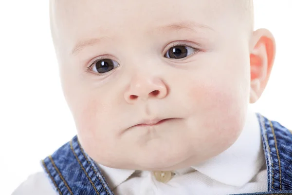 Carino piccolo bambino strisciante e sorridente isolato su bianco — Foto Stock
