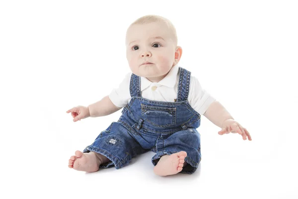 忍び寄るとに分離された白の笑顔かわいい赤ちゃん — ストック写真