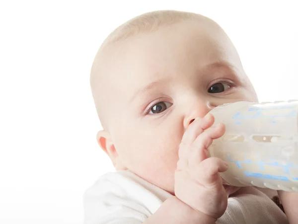 Dość baby boy picia mleka z butelki — Zdjęcie stockowe