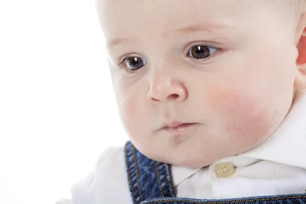 Sürünen ve izole üzerinde beyaz gülümseyen şirin bebek — Stok fotoğraf