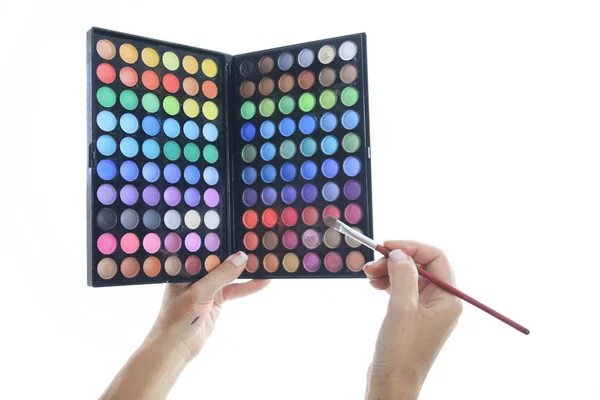 Paleta de colores con pinceles para maquillaje en el fondo blanco del estudio — Foto de Stock