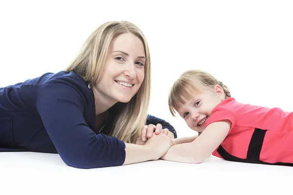 Una rubia guapa, madre con su niña — Foto de Stock