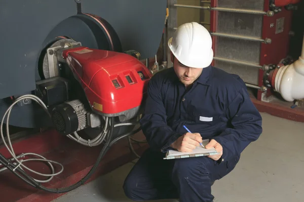 Onderhoud ingenieur controleren technische gegevens van verwarming systeem e — Stockfoto