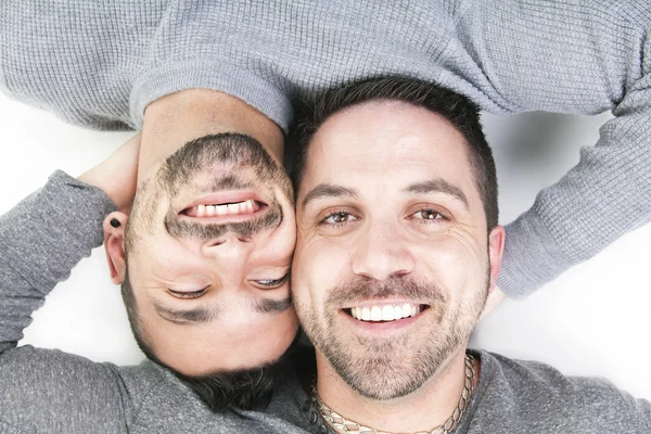 Um casal homossexual sobre um fundo branco — Fotografia de Stock