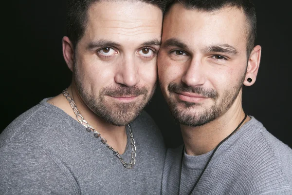 Couple gay sur fond noir — Photo