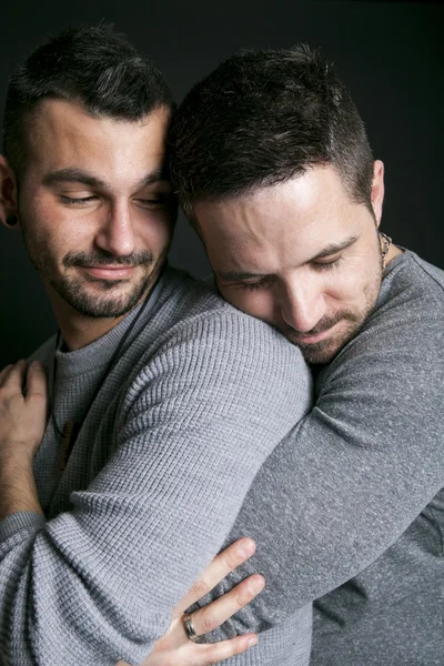 Eşcinsel çift siyah arka plan üzerinde — Stok fotoğraf