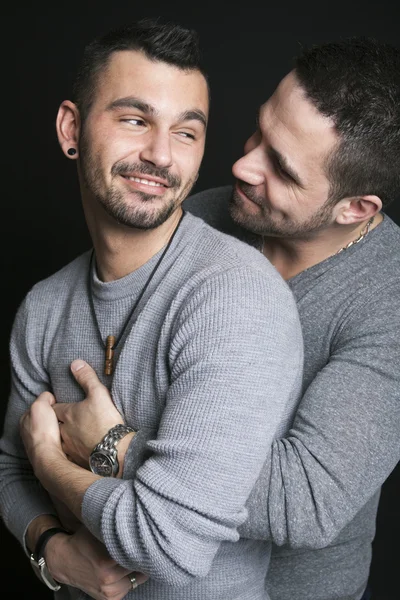 Couple gay sur fond noir Image En Vente