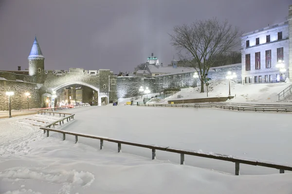 Quebecin maamerkki. Vanha linnoitus talvella. Yö kohtaus Quebec City, Kanada . — kuvapankkivalokuva