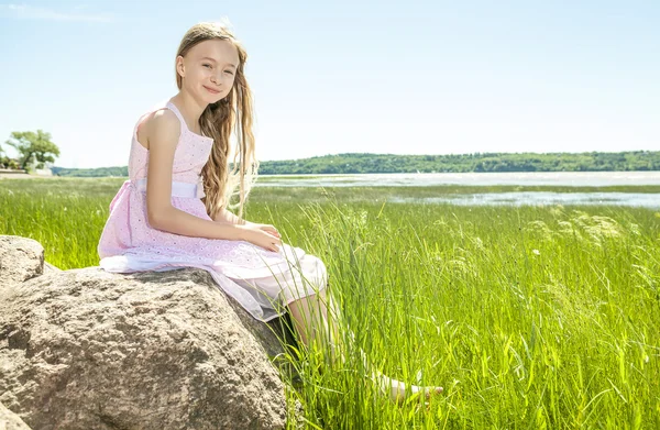 Young beautiful girl at the beach. — Stock Photo, Image