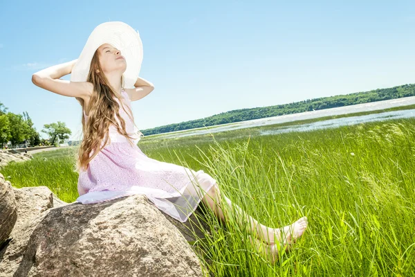 Krásná mladá dívka na pláži. — Stock fotografie