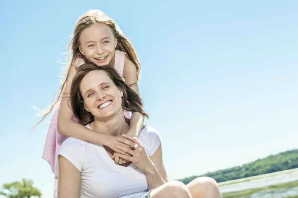 Junge Mutter und ihre kleine Tochter Spaß Zeit zusammen im Freien. — Stockfoto