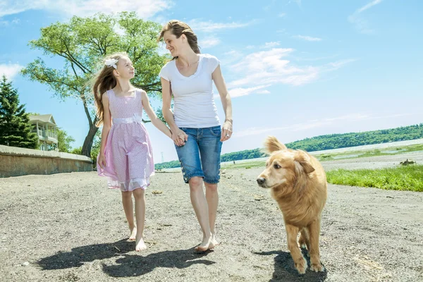 Glückliche Familie, die tagsüber am Strand spielt. — Stockfoto