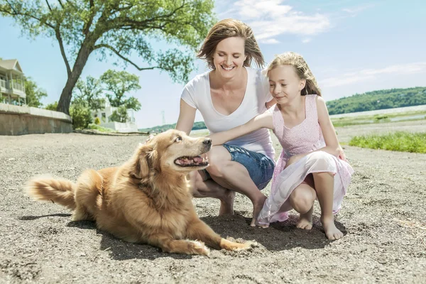 Lycklig familj spelar på stranden på dagarna. — Stockfoto