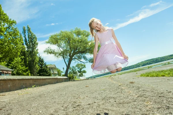 Sevimli küçük kız plaj tatil — Stok fotoğraf