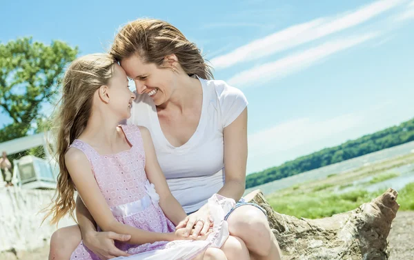 Young mother and her young daughter fun time together outdoors. — Stock Photo, Image