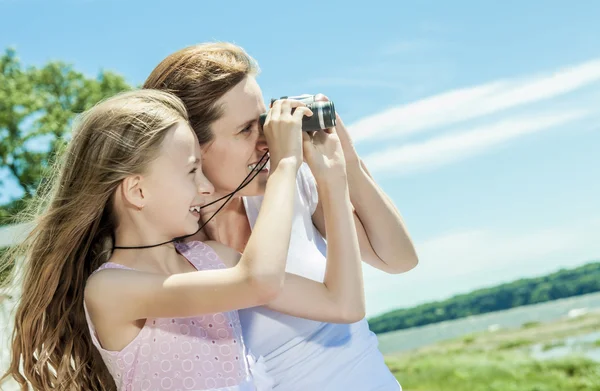 Young mother and her young daughter fun time together outdoors. — Stock Photo, Image