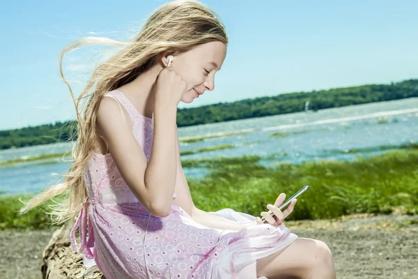 Schattig meisje op strandvakantie — Stockfoto