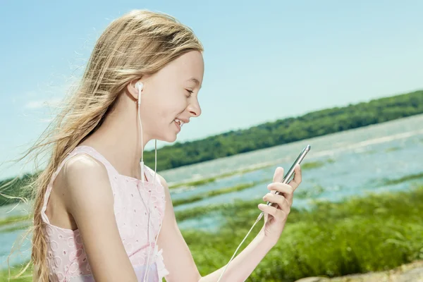 Bedårande liten flicka på strandsemester — Stockfoto