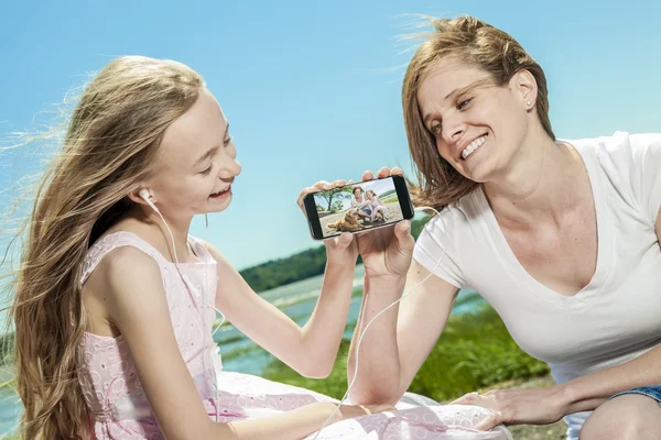 Young mother and her young daughter fun time together outdoors. — Stock Photo, Image