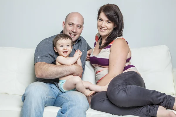 Mãe atraente pai e seus filhos em casa — Fotografia de Stock
