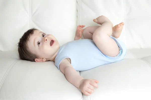 Хлопчик розслабляється в дивані вдома — стокове фото
