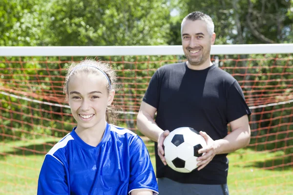 Nastolatka dziewczyny z ojcem Zagraj w piłkę nożną w piękny dzień — Zdjęcie stockowe