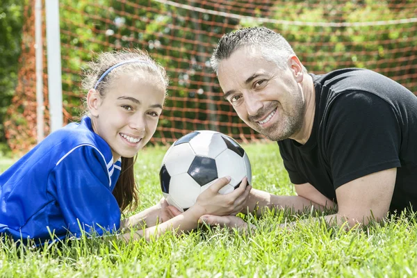 Tiener meisje met zijn vader voetballen in een mooie dag — Stockfoto
