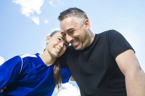 Genç kız babası ile güzel bir günde futbol oynamak — Stok fotoğraf