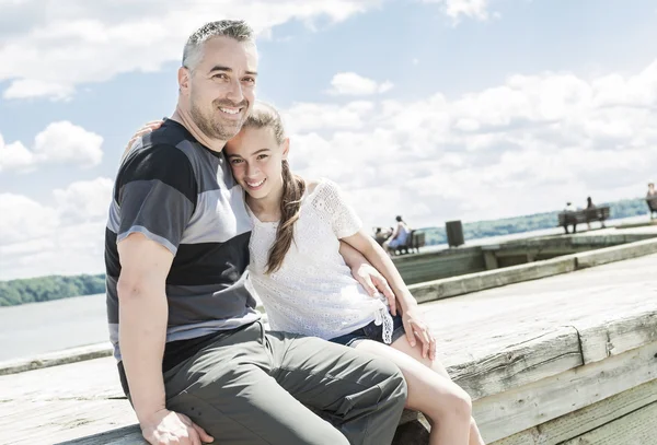 Father daughter sit sea — Stock Photo, Image