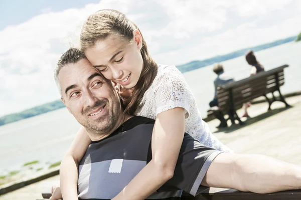 Far med sin dotter till sjöss får god tid — Stockfoto
