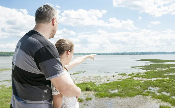 Far med sin dotter till sjöss får god tid — Stockfoto