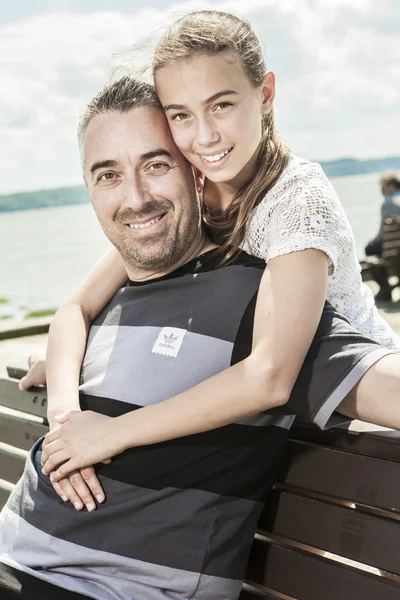 Father with his daughter at sea getting good time — Stock Photo, Image