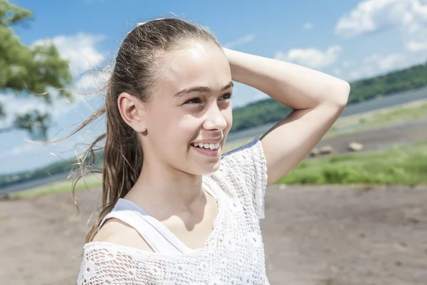 Portrtait of a happy girl at the beach enjoying the life — Stock Photo, Image