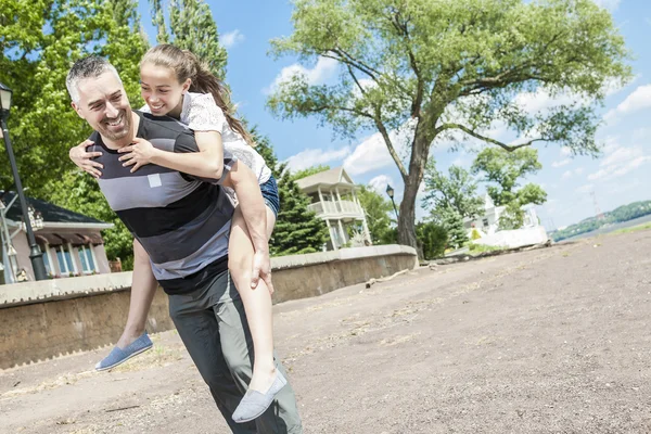 Far och dotter ha kul utanför — Stockfoto