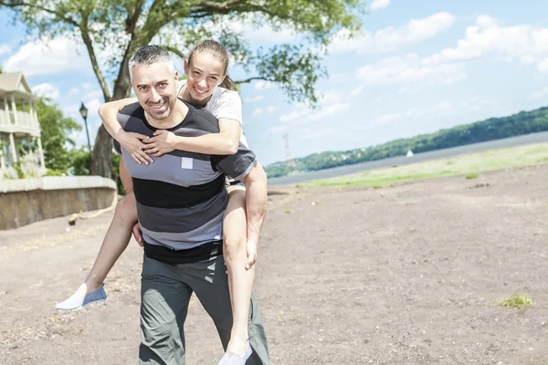 Vater und Tochter haben Spaß draußen — Stockfoto