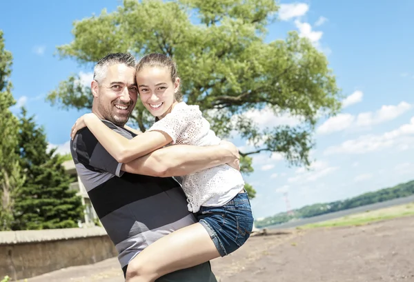 Vater und Tochter haben Spaß draußen — Stockfoto