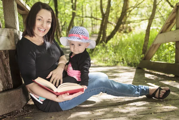 Mother and daughter in forest — Stock Photo, Image