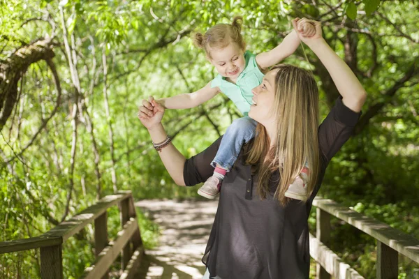 Mère et fille dans la forêt — Photo